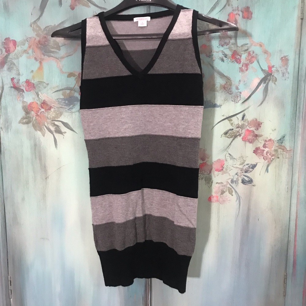 Xhilaration v neck sleeveless sweater.